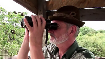 Un Voyage De Chasse Se Transforme En Rencontre Érotique Pour Un Homme Plus Âgé Et Une Jeune Fille