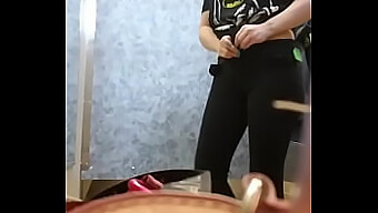 Echa Un Vistazo Al Vestidor De Una Chica Perforada Y Amateur De Tetas Pequeñas. ¡qué Delicia!