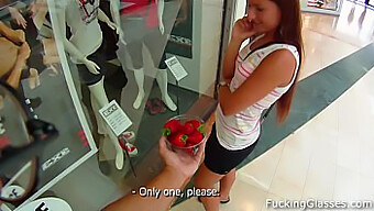 Promesita Strawberi Muda Memberikan Blowjob Dan Dientot Di Kamar Mandi